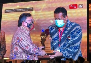 Menteri Riset dan Teknologi Kepala Badan Riset dan Inovasi Nasional Prof. Bambang Permadi Soemantri Brodjonegoro, Ph.D menyerahkan penghargaan langsung kepada Rektor UI Prof. Ari Kuncoro, S.E, M. A, Ph.D