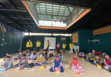 Dosen dan Mahasiswa Vokasi UI Ajarkan Revolusi Mental Keuangan pada Anak SD Masjid Terminal Depok. (foto-foto: dok UI)