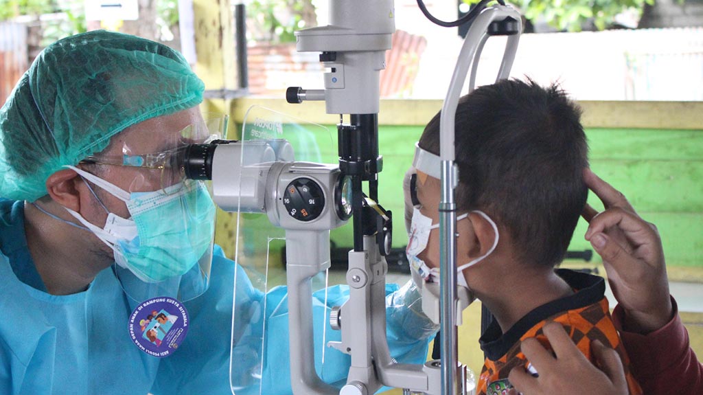 Pemeriksaan kesehatan mata gratis bagi anak-anak yang tinggal di Komunitas Kusta