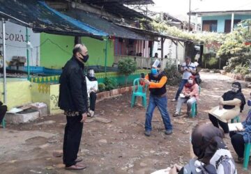 Bergabung dengan team Islamic Relief dlm Pelibatan Akar Rumput melalui edukasi penanggulangan Covid 19 di daerah urban poor di kelurahan pancoran (foto-foto: dok UI)