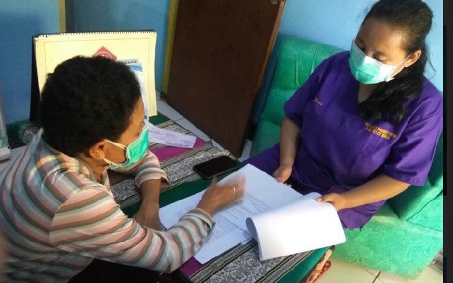 Sesi edukasi tim pengabdi ke perawat di Kupang