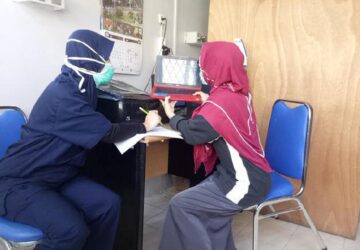 Sesi edukasi tim pengabdi ke perawat di Palembang. (foto-foto: dok UI)