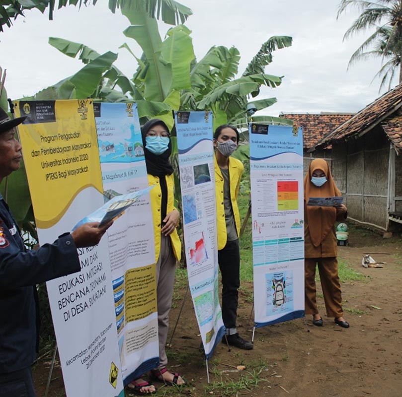 Suasana saat Sosialisasi Mitigasi Risiko Bencana Tsunami di Desa Sukatani,Banten. (foto-foto: dok UI)